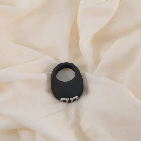 Je Joue Mio Rechargeable Vibrating Silicone Cock Ring in Black